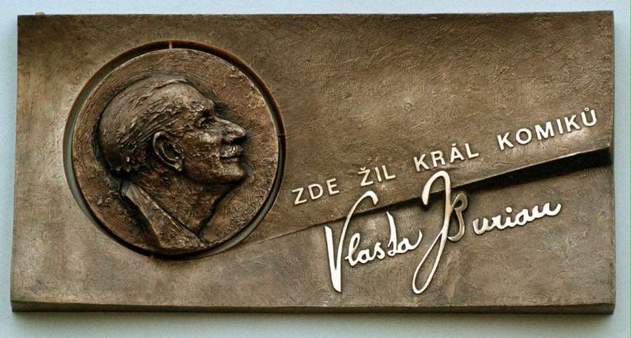 Pamätná plaketa na jeho vile.