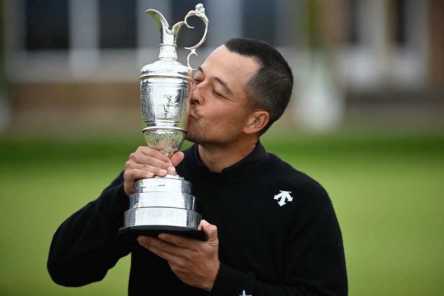 Xander Schauffele con il trofeo più ambito