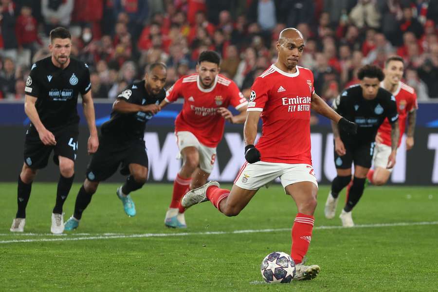 João Mário, que vive grande fase, deixou sua marca de pênalti