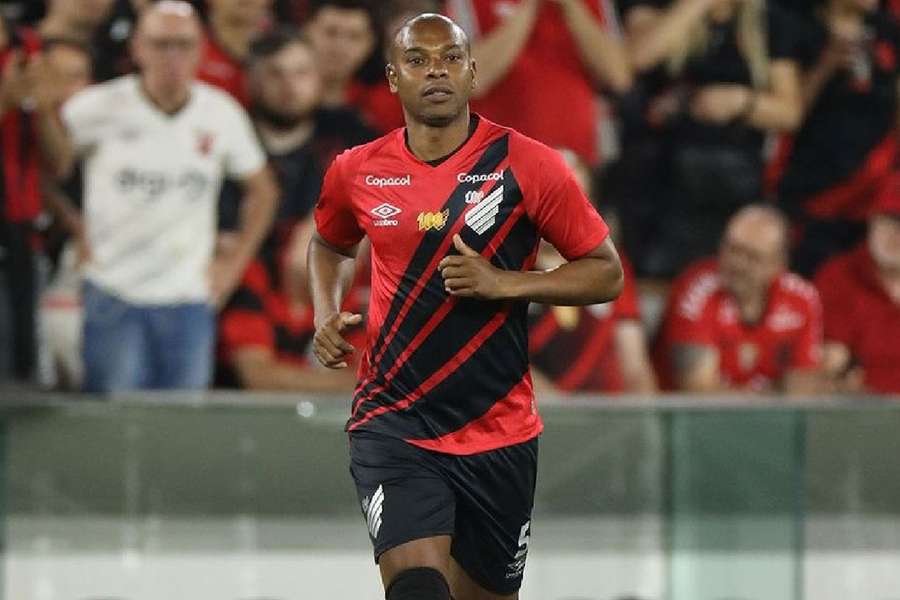 Veterano Fernandinho tem futuro indefinido no Athletico-PR