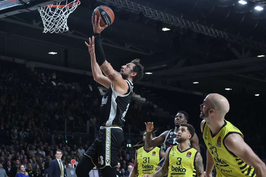 Eurolega, una strepitosa Virtus batte il Fenerbahce 92-88 e chiude l'anno alla grande