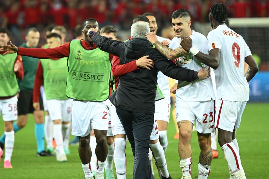 Mourinho festeja com os jogadores da Roma