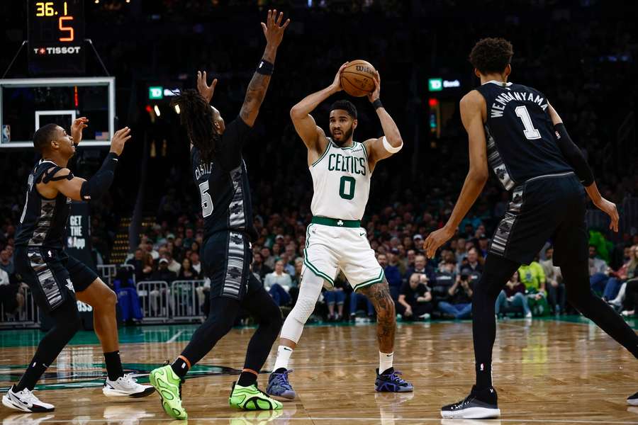 Mistrzowie NBA za mocni dla San Antonio Spurs. Tylko 13 minut Sochana na parkiecie