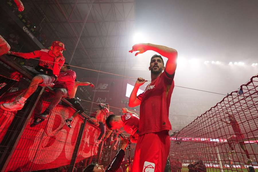 Paulinho celebra título no México Paulinho celebra título no México