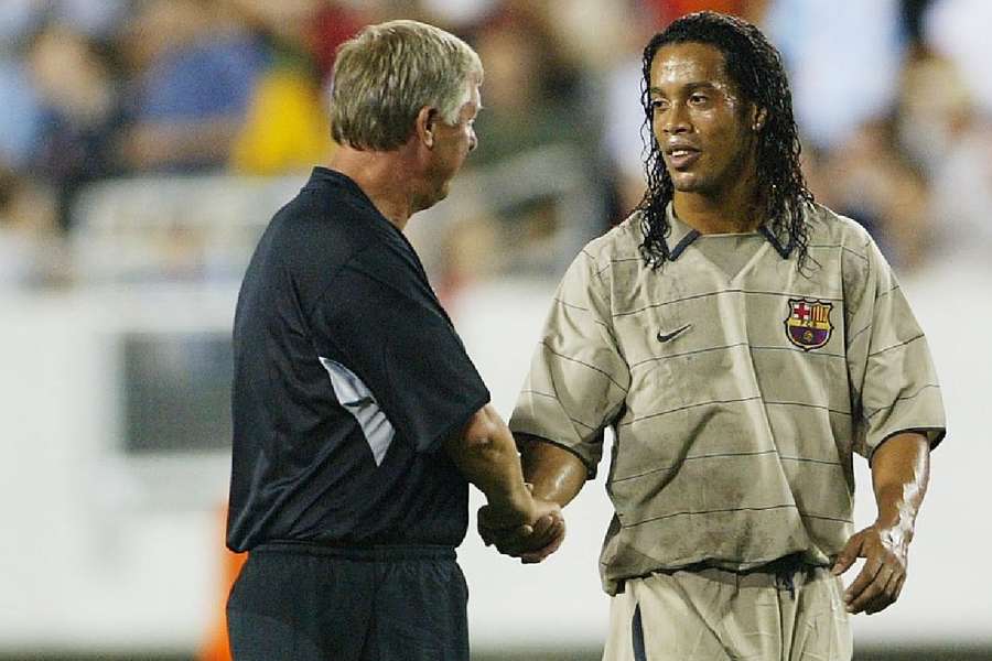 Ronaldinho cumprimenta Ferguson em amistoso em 2003, nos Estados Unidos