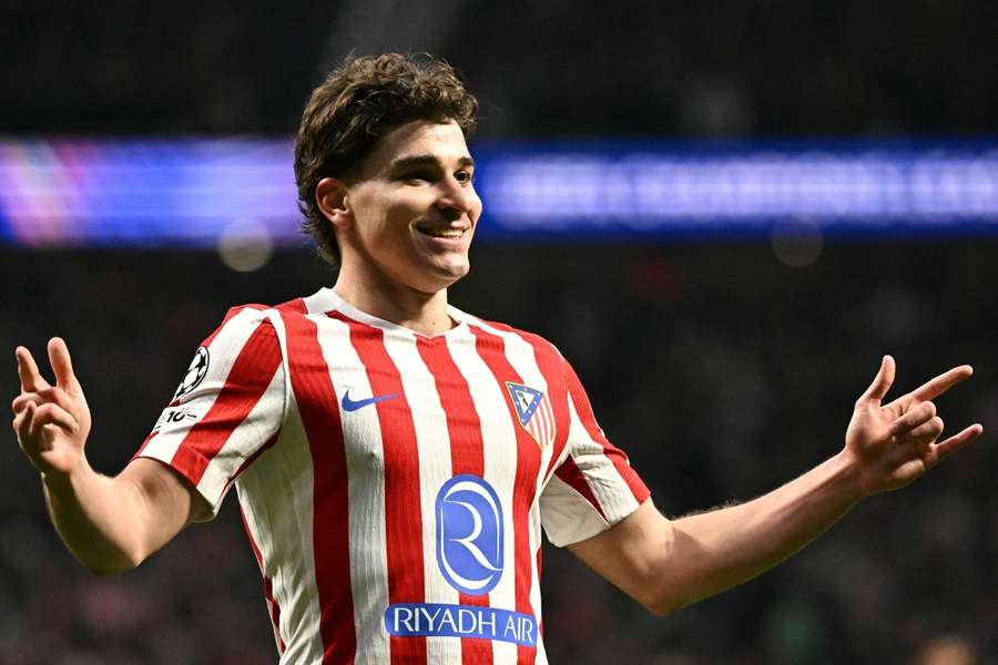 Julián Álvarez celebra uno de sus dos goles