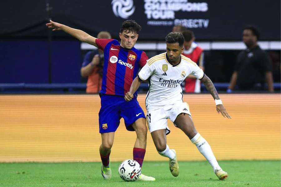 Rodrygo e Pedri, durante o Clássico de verão em Dallas.
