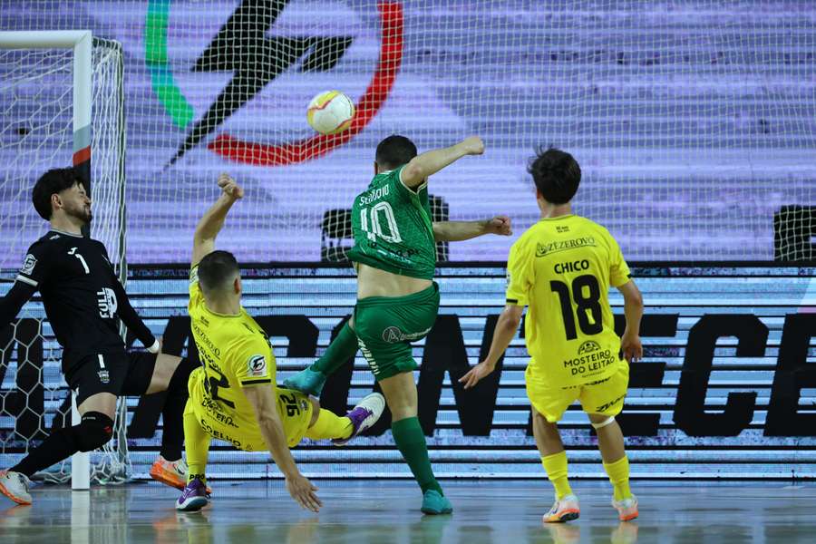 O momento em que Bruno Serôdio atirou a recarga por cima