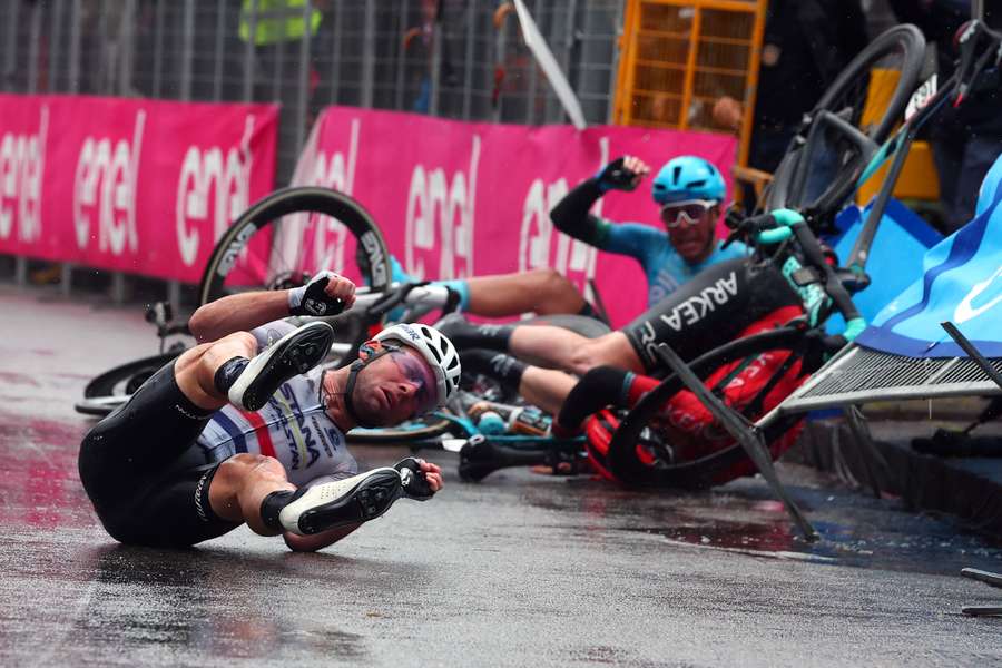 Flere ryttere, herunder Mark Cavendish og Andrea Vendrame, røg i asfalten henover målstregen i onsdagens etape.
