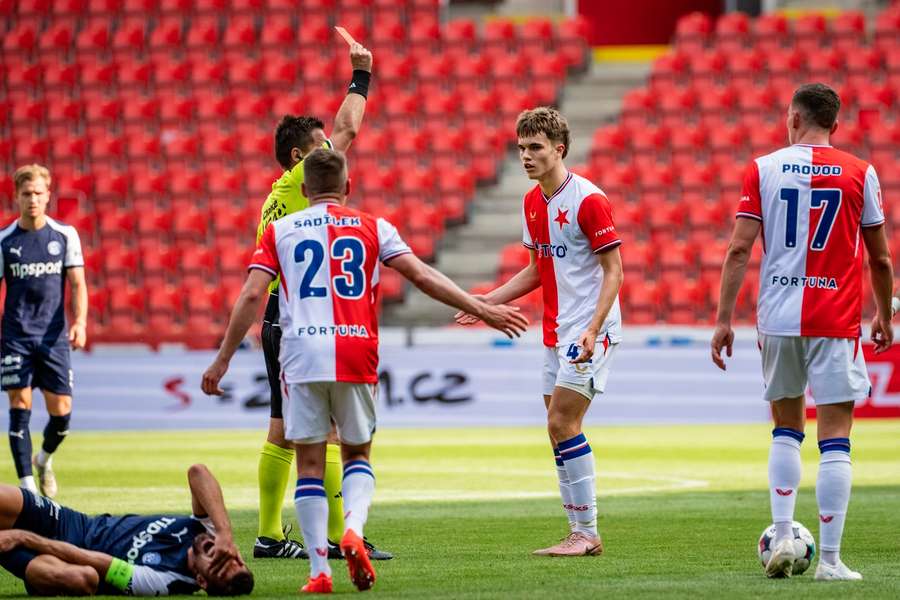 Rozhodčí Ondřej Pechanec vylučuje Mikuláše Konečného ze Slavie.