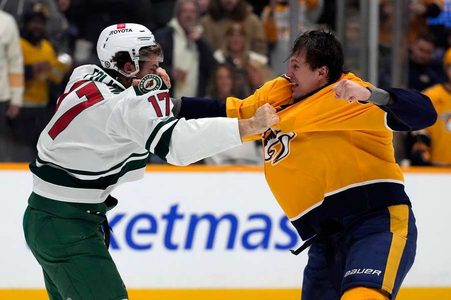 Foligno and Schenn in a gloveless battle. Foligno and Schenn in a gloveless battle.