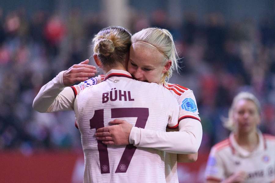 Bühl e Harder celebram na vitória do Bayern