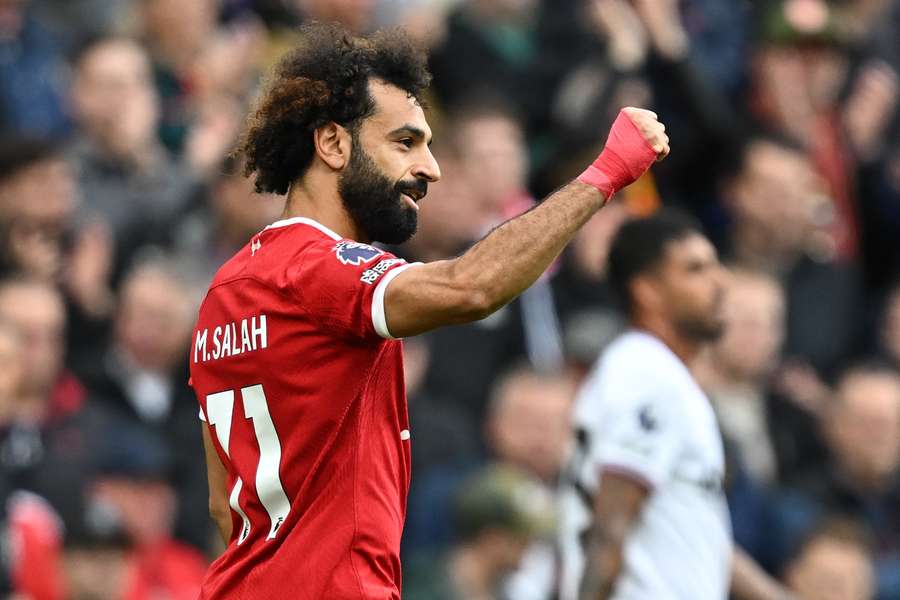 Atacantul egiptean al lui Liverpool #11 Mohamed Salah sărbătorește după ce a marcat primul gol.