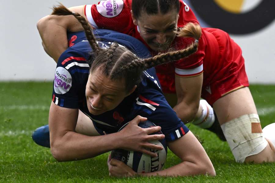 France's wing Emilie Boulard dives across the line to score a try 