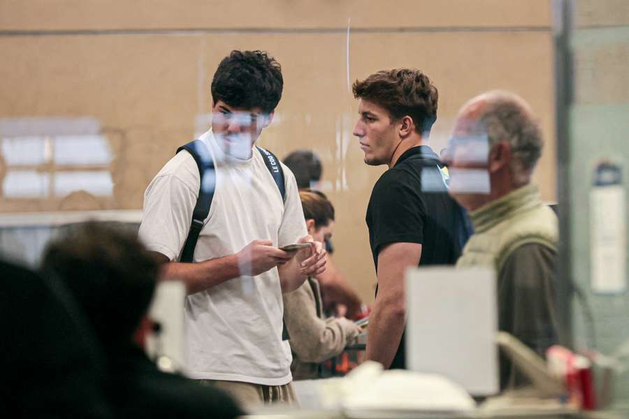 Hugo Auradou (l) en Oscar Jegou staan op de foto op het Aeroparque Jorge Newbery Airport in Buenos Aires