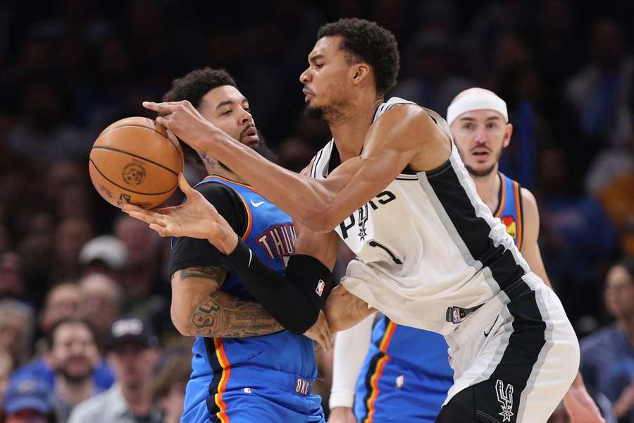 Jeremy Sochan bez punktów, porażka Spurs w meczu na szczycie