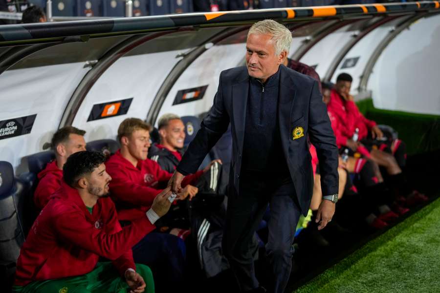 Mourinho musel duel dosledovať z tribúny. 