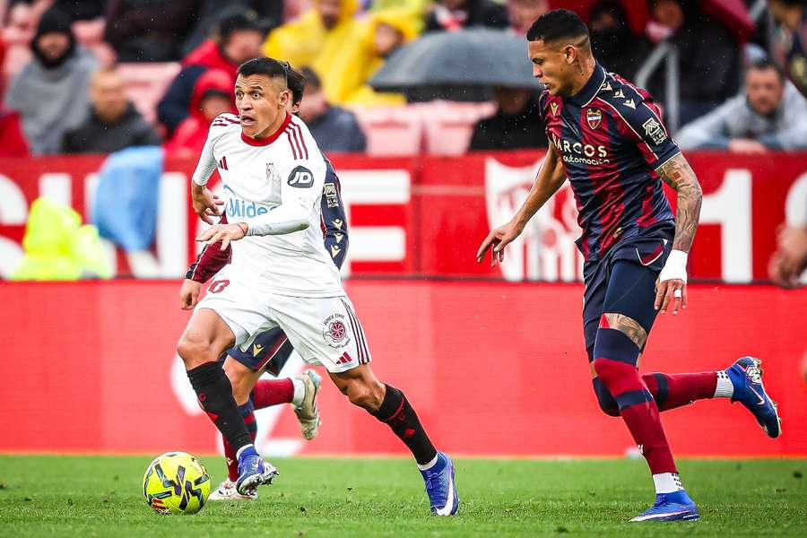 Alexis Sánchez ante Kevin Arriaga en el partido de ida