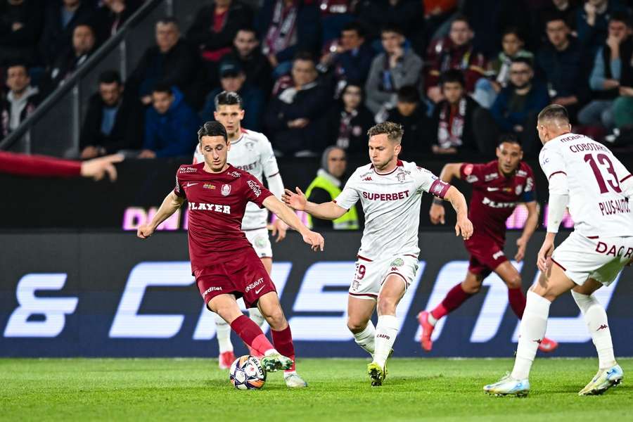 Rapid la un meci contra CFR Cluj, rivala de la care continuă să transfere jucători Rapid la un meci contra CFR Cluj, rivala de la care continuă să transfere jucători