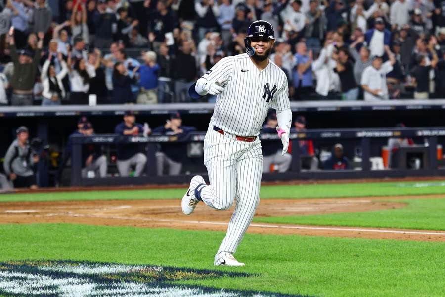 Luis Garcia, do NY Yankees, celebra home run em cima do Red Sox Luis Garcia, do NY Yankees, celebra home run em cima do Red Sox