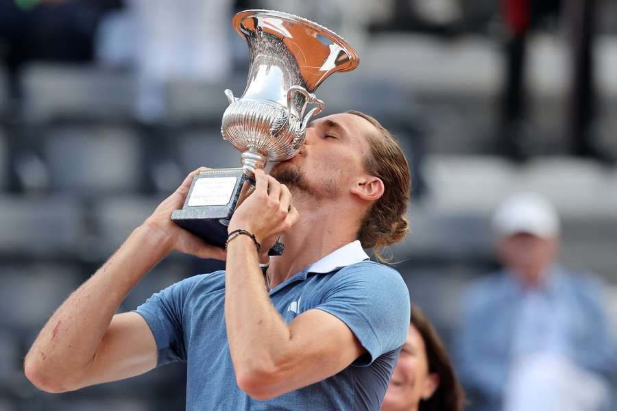 Første titel efter brækket ankel: Hårdtslående tysker høster stor tennistitel i Rom