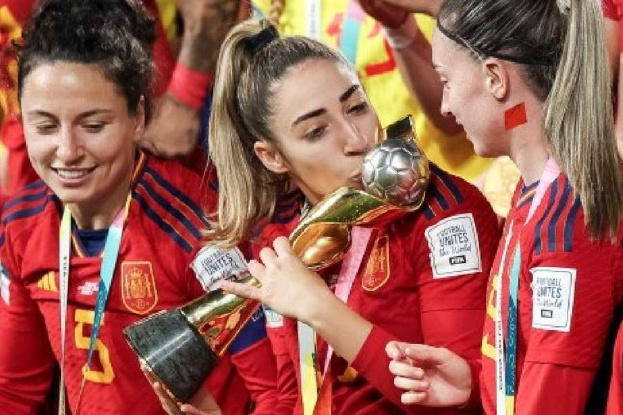 Olga Carmona besa la Copa del Mundo 