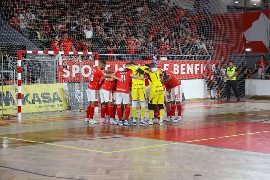 Benfica defende o troféu diante do Fundão