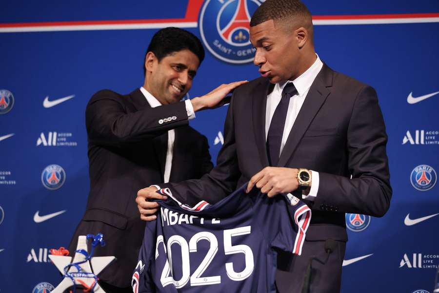 Nasser Al-Khelaïfi et Kylian Mbappé lors de la conférence de presse après sa prolongation. 