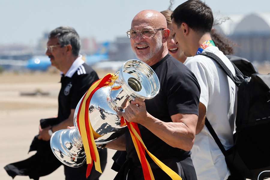 De la Fuente mit der EM-Trophäe 2024