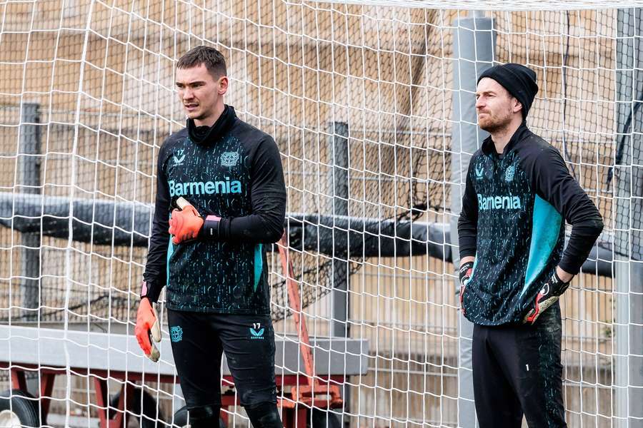 Brankáři Bayeru Leverkusen Matěj Kovář a Lukáš Hradecký.