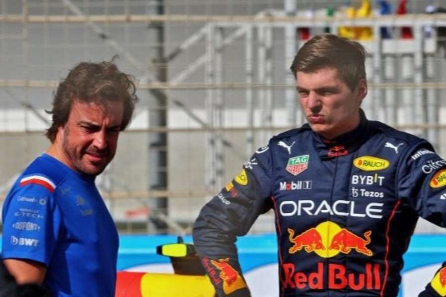 Alonso y Marx Verstappen comparten charla en la antesala de un circuito de la F1.