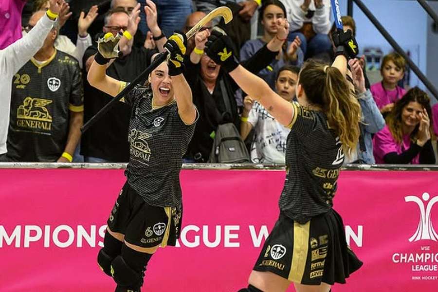 A festa das jogadoras do Palau i Plegamans