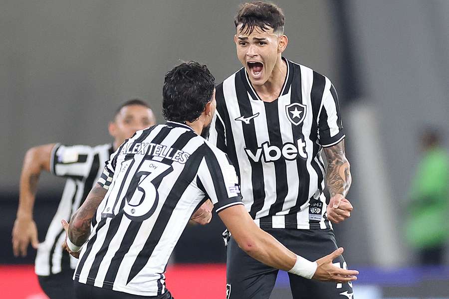 Lucas Emanuel comemora gol do Alex Telles