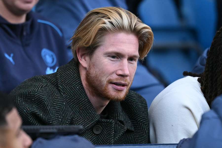 Kevin De Bruyne geblesseerd op de tribune als toeschouwer bij City