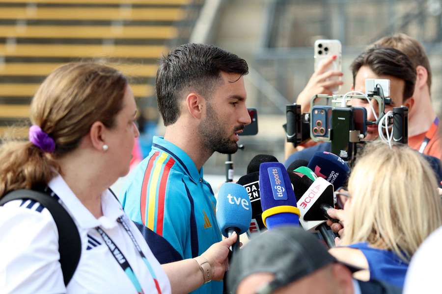 Álex Baena, hablando antes del último entrenamiento de España Álex Baena, hablando antes del último entrenamiento de España