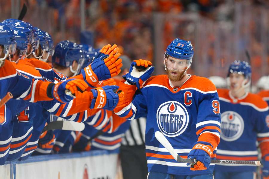 Connor McDavid, her forrest, er Edmonton Oilers helt store stjerne. Den 27-årige canadier er tre gange i karrieren kåret som MVP i NHL.