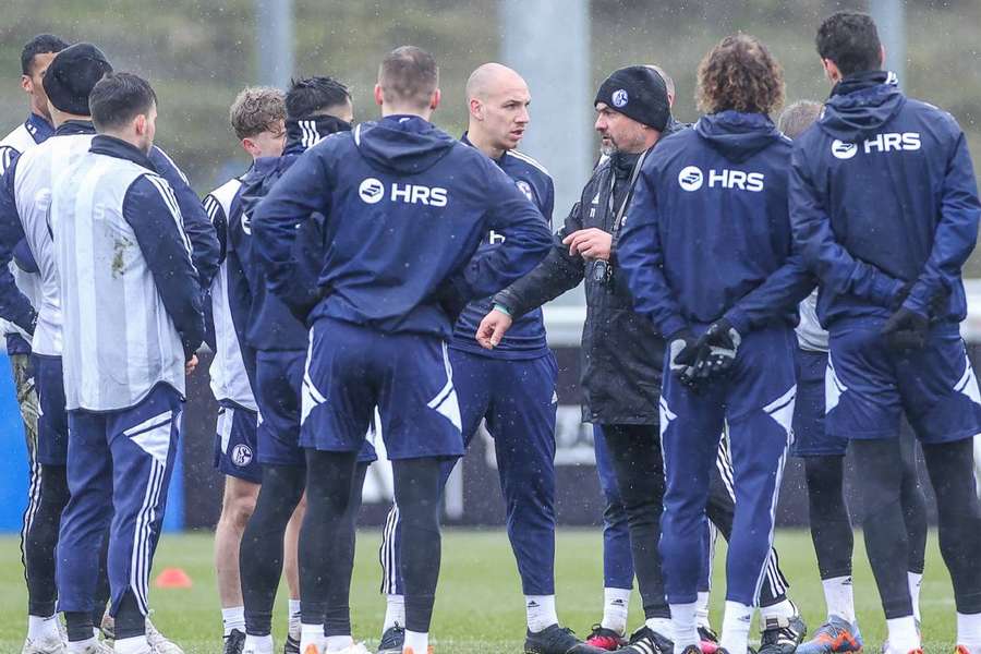 Jogadores do Schalke 04 se preparam para o clássico deste sábado (11)