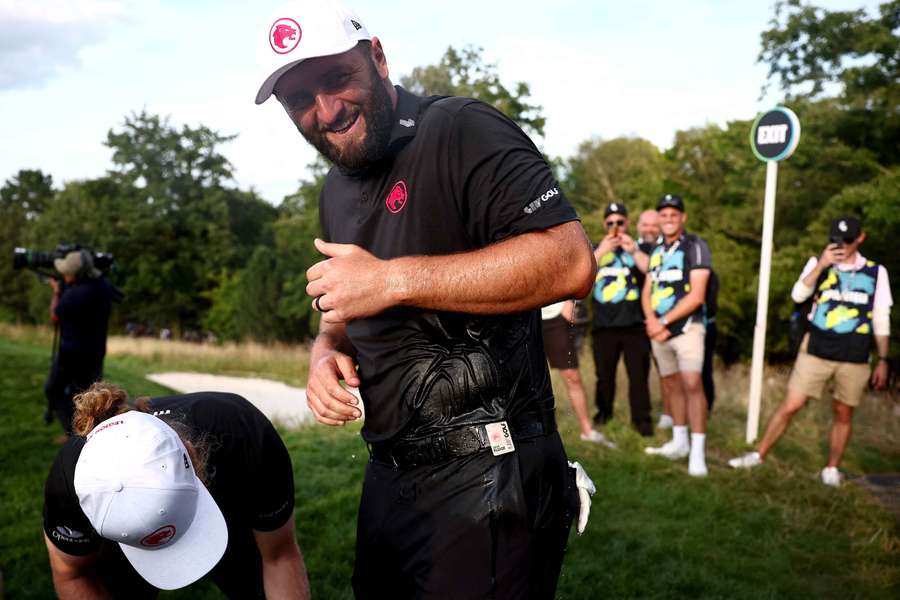 Jon Rahm celebra su victoria en el LIV Golf UK