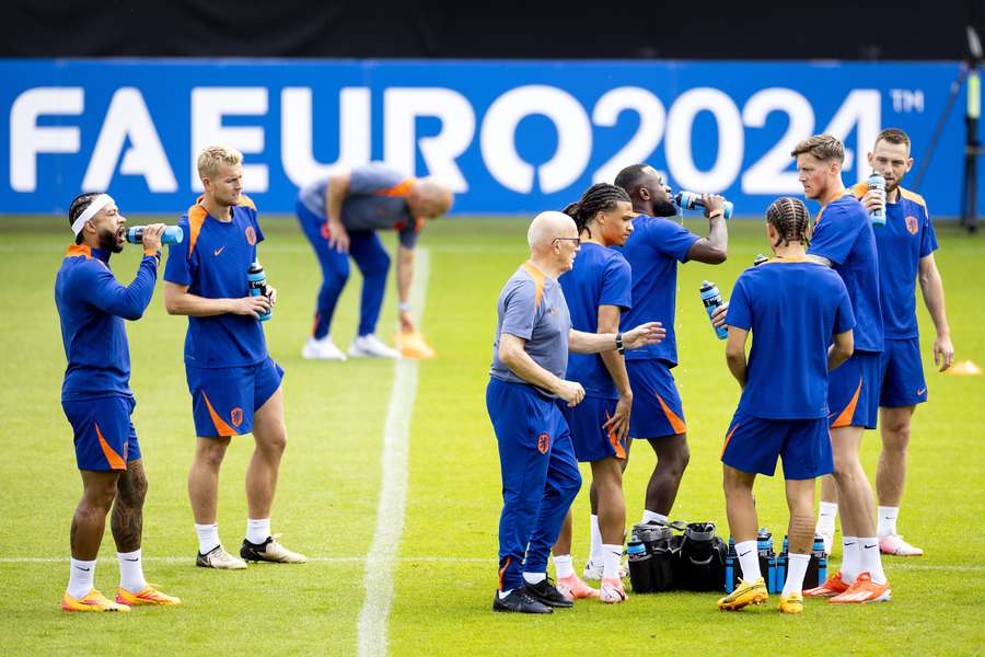 De spelers van het Nederlands elftal tijdens een trainingssessie
