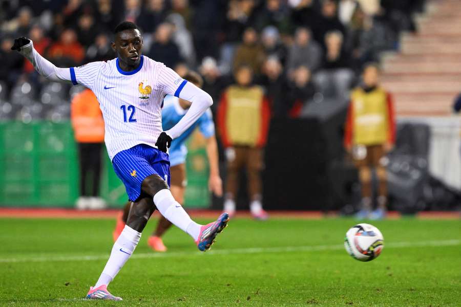 Randal Kolo Muani marcando de penalti su primer gol de la noche