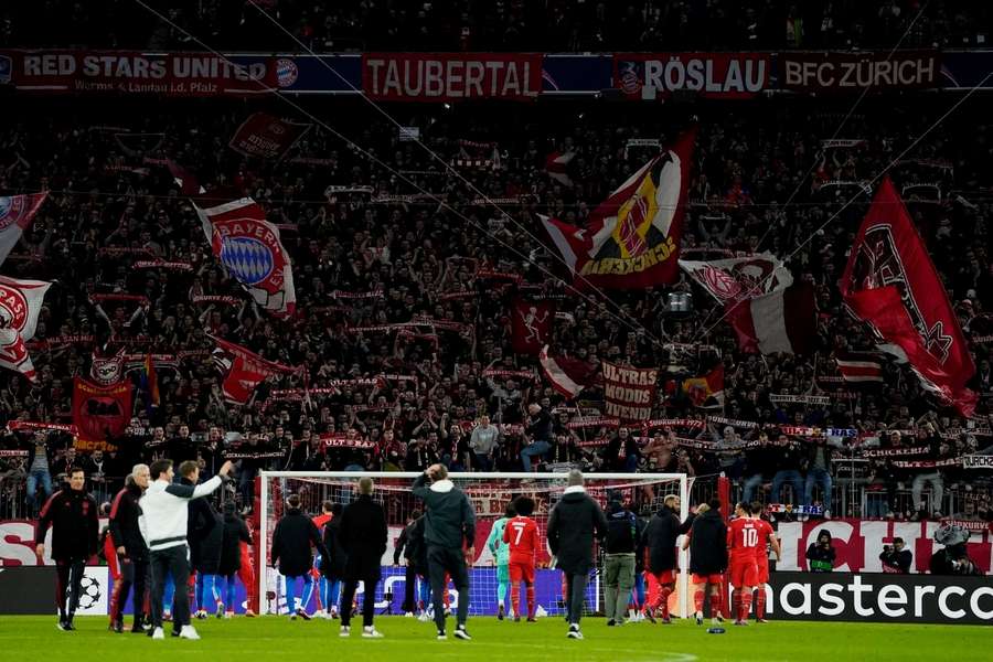 Die Bayern-Fans feiern ihre Mannschaft nach dem Sieg gegen Paris St. Germain