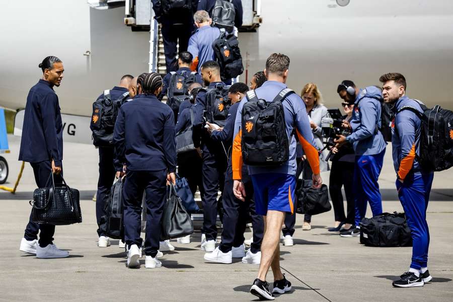 Nederlands elftal stapt in vliegveld in naar Duitsland