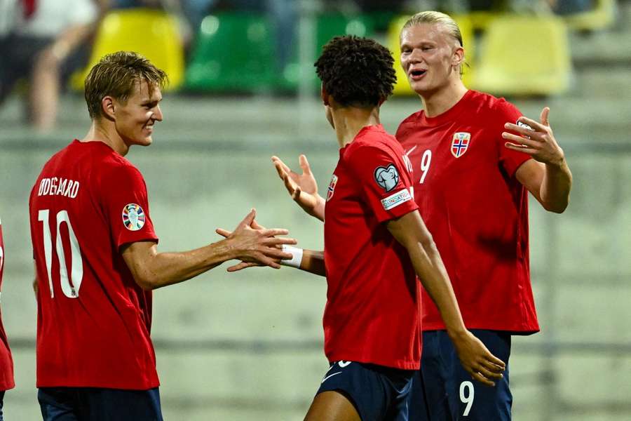 Haaland e Odegaard celebram, com Nusa, um dos golos contra Chipre