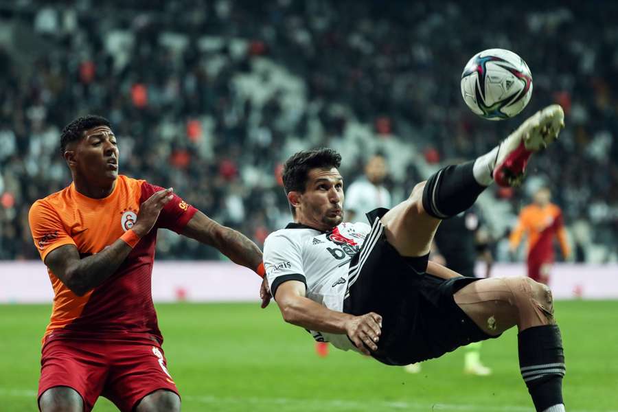 Patrick van Aanholt (L) in actie voor Galatasaray