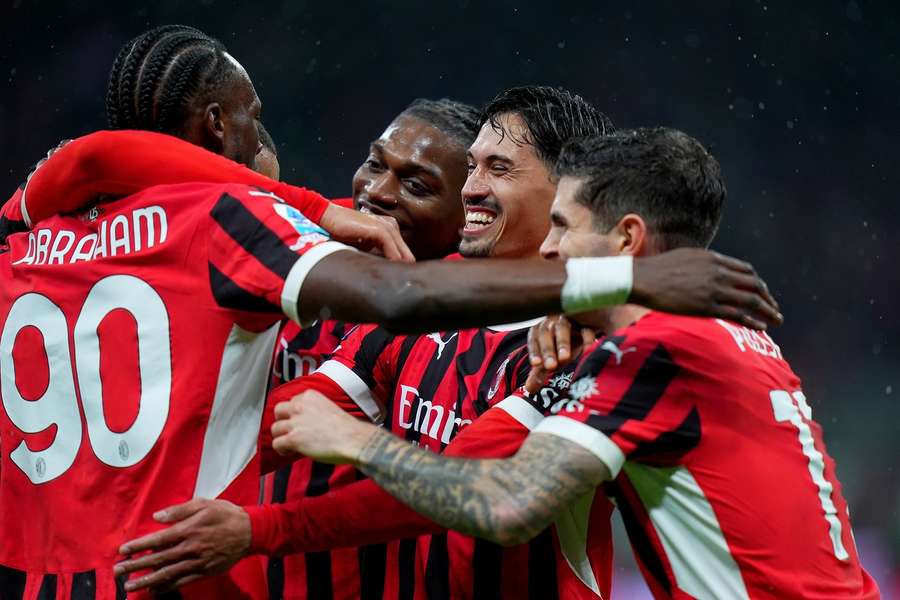 O Milan conseguiu importante virada contra o Como