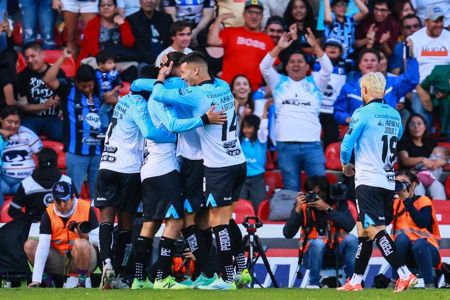 Jugadores de Querétaro celebran un gol.