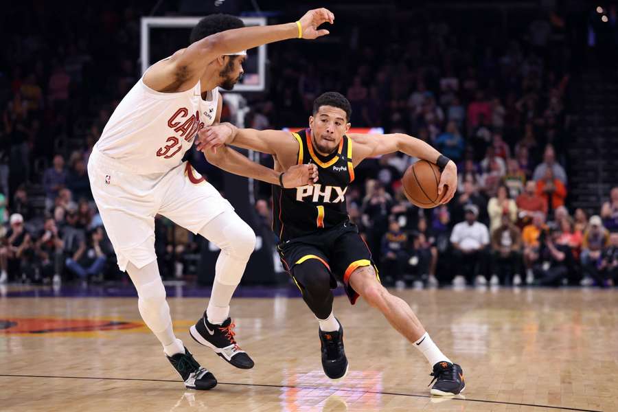 Jarrett Allen au duel avec Devin Booker.