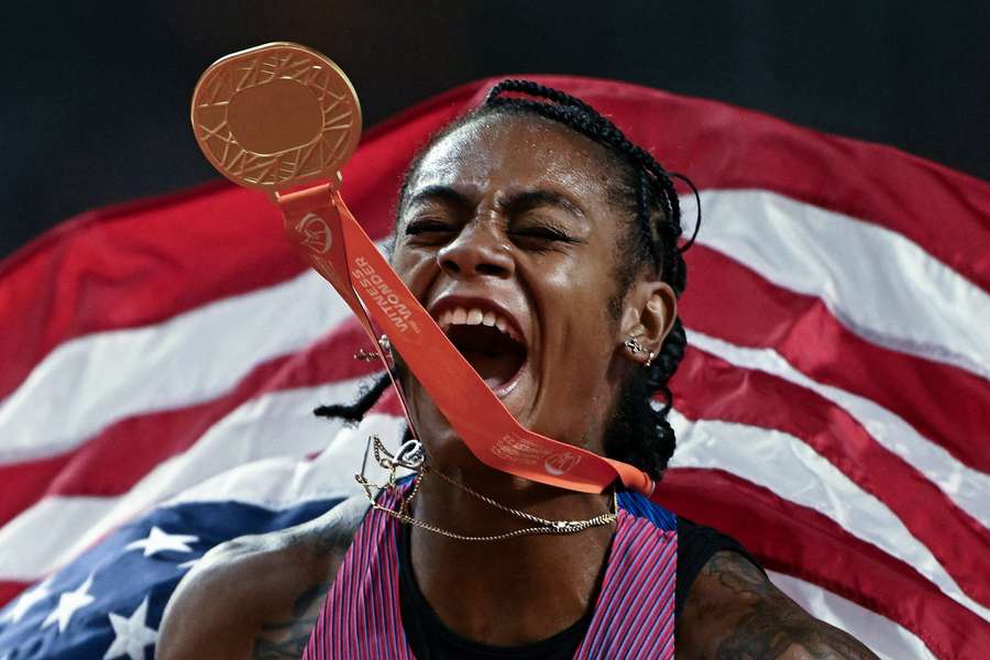 Sha'carri Richardsonová z USA slaví po zisku zlata v běhu na 100 m žen.