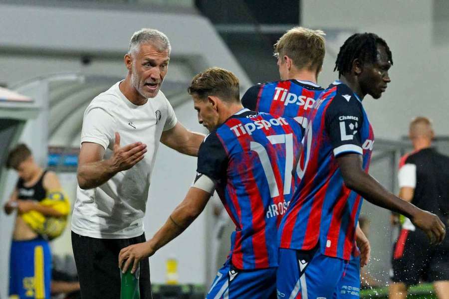 Martin Hyský během zápasu se Zlínem. Martin Hyský během zápasu se Zlínem.