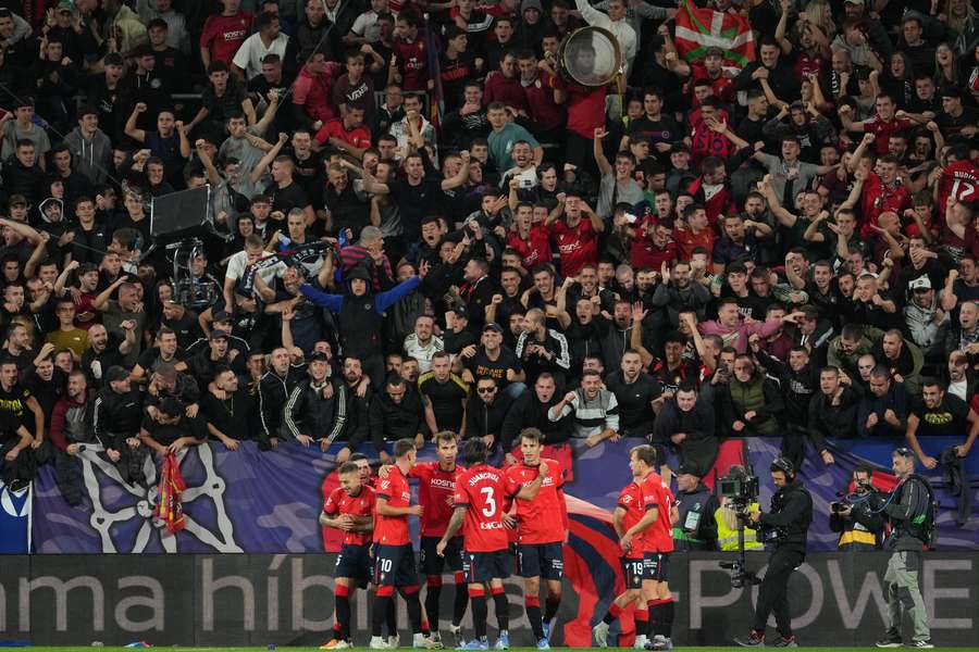 La afición de Osasuna celebra un gol.1